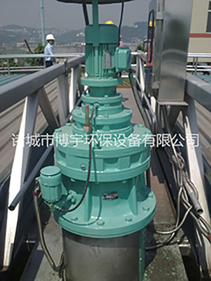 比較一下(xià),【中心傳動濃縮機】和周邊傳動濃縮機的排礦方式和支撐架