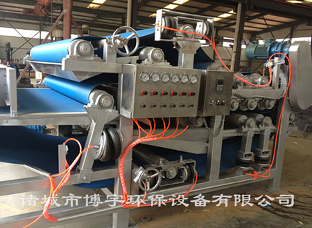 介紹一下（xià），【帶式（shì）果汁壓榨機】的濾帶清洗裝置和卸料裝置