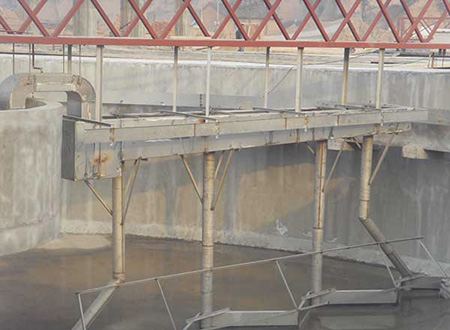 認識一下，【半橋式周邊傳動虹吸泥機】的控製箱和中心（xīn）旋轉支（zhī）座